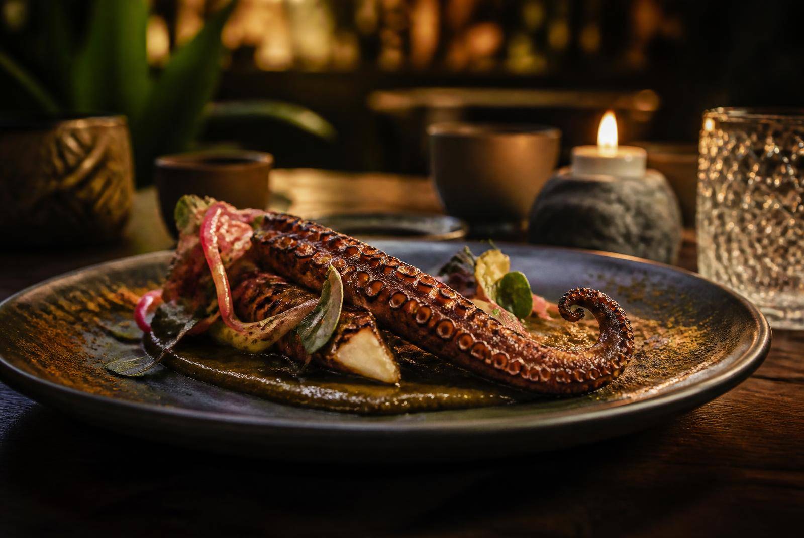 Pulpo Maya de ARCA Tulum cocinado al fuego y servido con ingredientes de la Península de Yucatán