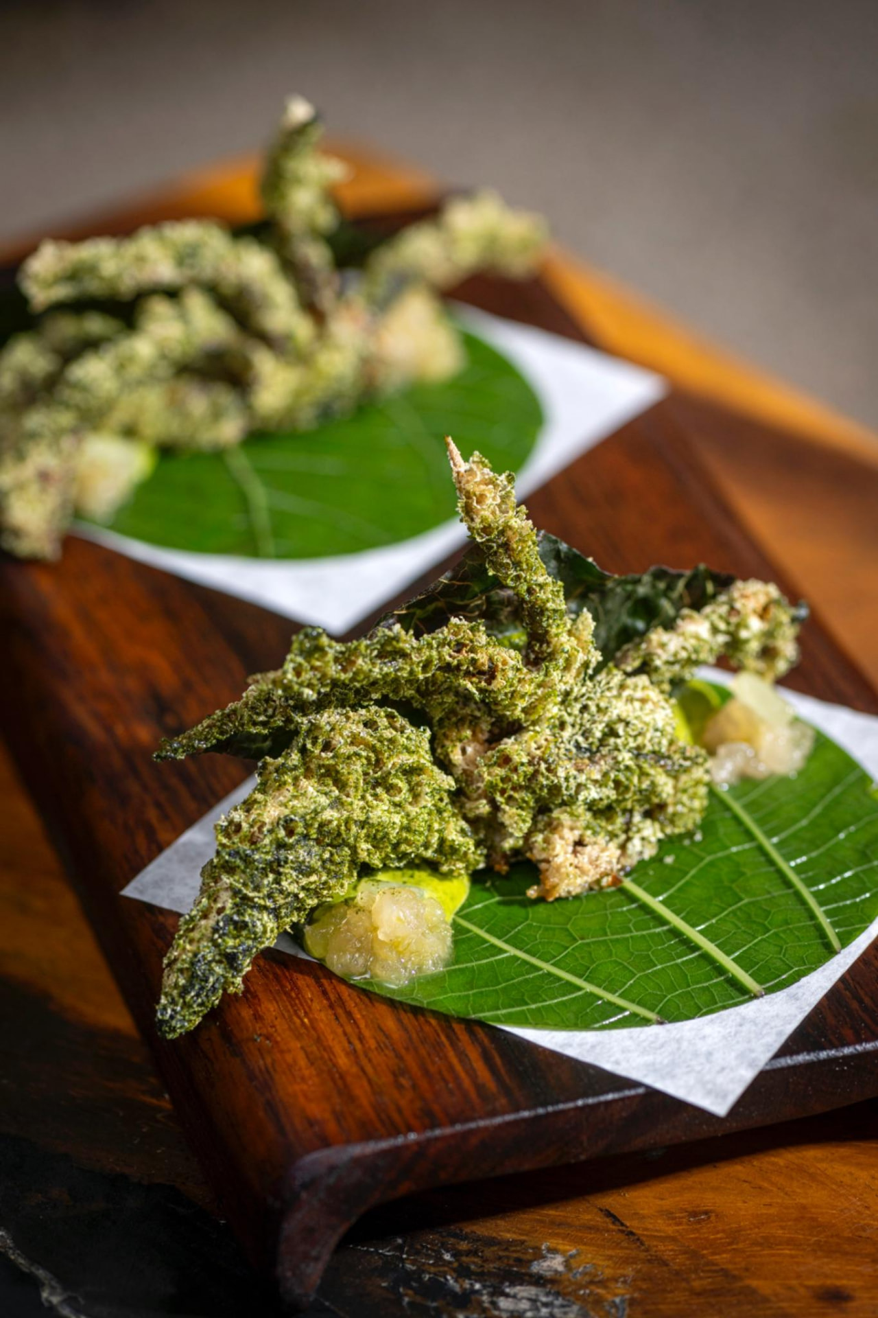 Tacos de jaiba suave en tempura de amaranto sobre hoja santa en tabla de madera, ARCA Tulum